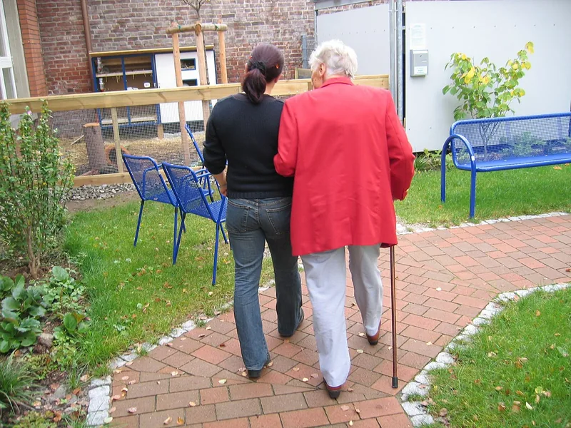 Seniorin beim Spaziergang